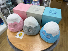 Kaws Holiday Japan 8 英寸富士山毛绒玩具 - 3 件套粉色+灰色+蓝色(限量版和编号版)