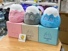 Kaws Holiday Japan 8 英寸富士山毛绒玩具 - 3 件套粉色+灰色+蓝色(限量版和编号版)