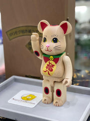 BE@RBRICK x Karimoku x Maneki Neko 400%「福入」熊砖木制招财猫