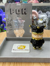 One Little Planet Poh 6 by Vin 黑色和金色版。(包装盒和机身上有艺术家的亲笔签名)