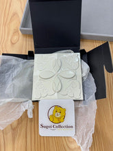 Kaws OriginalFake Store 瓷砖(白色版,Kaws 于 2006 年签名并注明日期,以庆祝 OriginalFake 商店盛大开业)