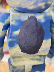 BE@RBRICK x 雷内·马格利特 无限认可 1963 比利牛斯山城堡 1000% bearbrick 蓝天