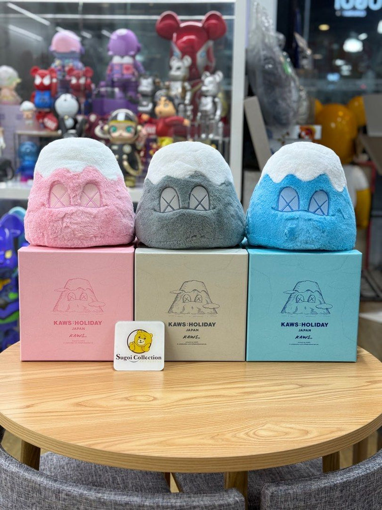 Kaws Holiday Japan 8 英寸富士山毛绒玩具- 3 件套粉色+灰色+蓝色