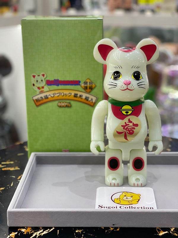 BE@RBRICK x Maneki Neko 400% GID Glow-In-Dark bearbrick lucky cat fortune cat 福入