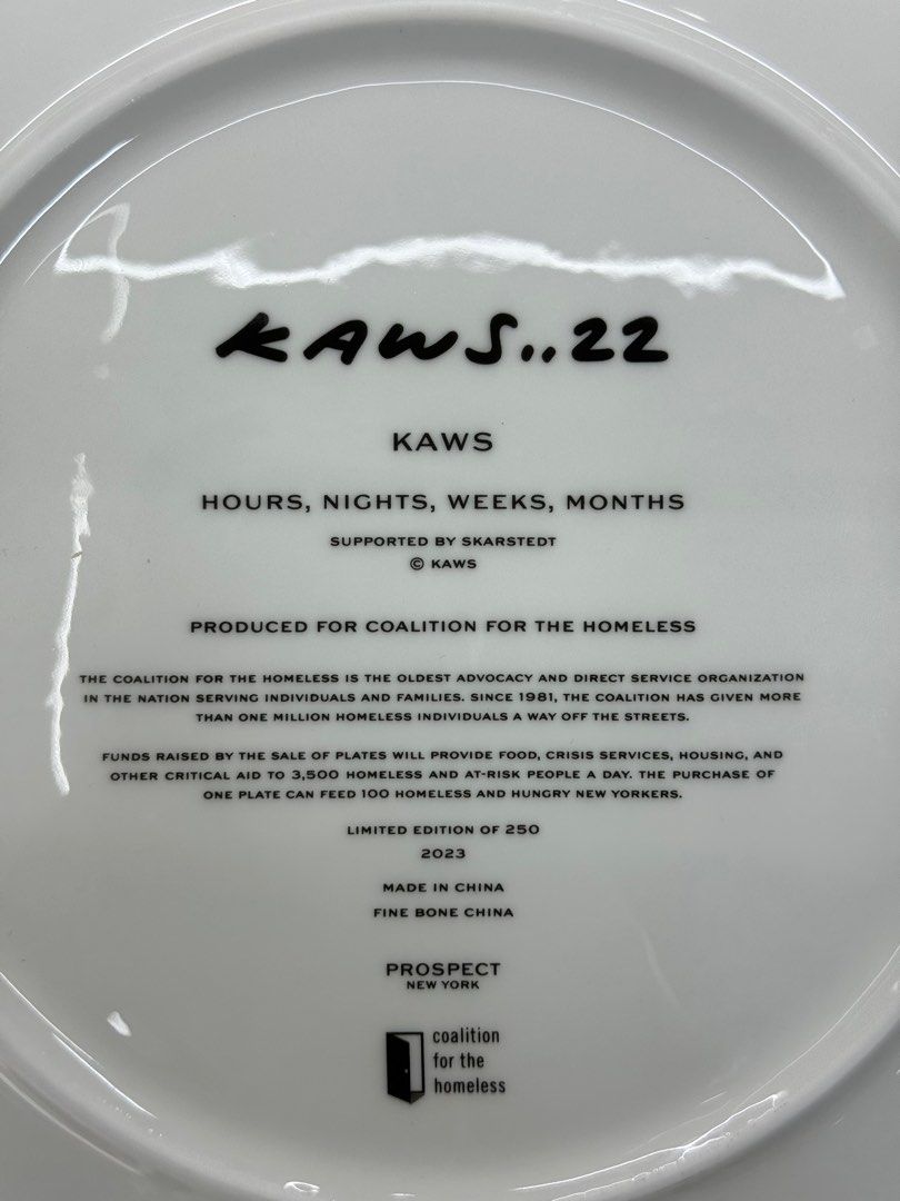 Kaws “小时、夜晚、星期、月份” 盘子（限量 250 份）