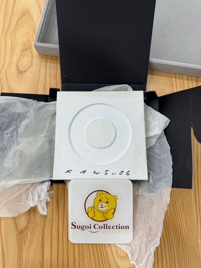 Kaws OriginalFake Store 瓷砖（白色版，Kaws 于 2006 年签名并注明日期，以庆祝 OriginalFake 商店盛大开业）
